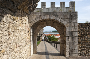 Alte Festungsanlage, Castillo, in San Vicente de la Barquera, Cantabria; Kantabrien; Nordküste; Grüne Küste; Costa Verde; Spanien; Atlantik; atlantischer Ozean; Meer