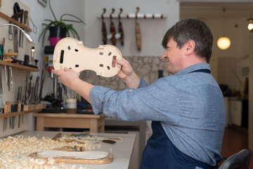 Geigenbauer in der Werkstatt