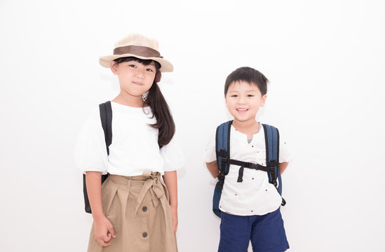 リュックを背負う女の子 Stock 写真 Adobe Stock リュックを背負う女の子 Stock 写真 Adobe Stock
