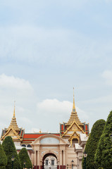 Fototapeta premium Golden artisan facade and roof of Bangkok Grand Palace 
