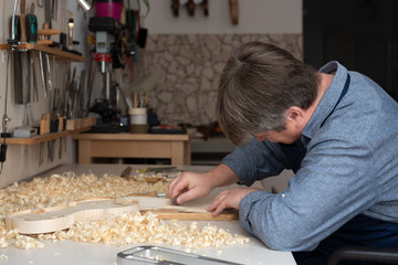 Geigenbauer in der Werkstatt 2