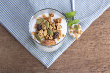 Prepare yogurt and dried fruit for breakfast every day.