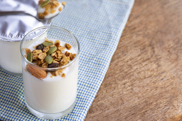 Prepare yogurt and dried fruit for breakfast every day.