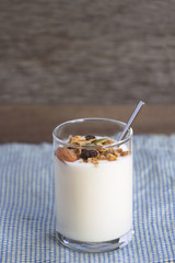 Prepare yogurt and dried fruit for breakfast every day.