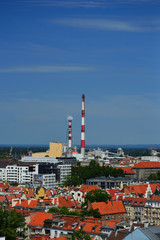 Kominy elektrowni i Stare Miasto widziane z góry. © W Korczewski