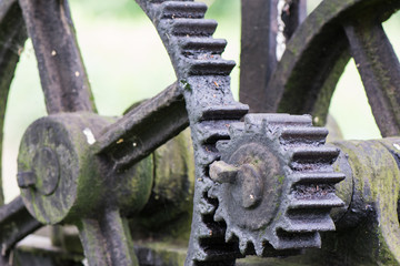 Nahaufnahme von zwei alten rostigen kämmenden Gängen