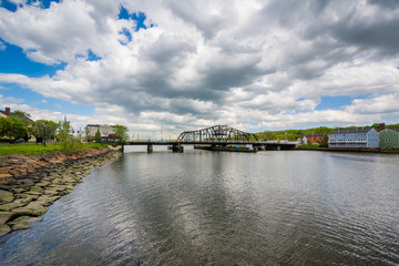 Fototapeta na wymiar The Grand Avenue Bridge over the Quinnipiac River in New Haven, Connecticut