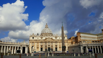 breite Frontansicht des Petersdoms in Rom zur  Papstaudienz bei herrlichen Wolkenhimmel