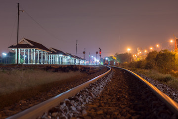 Obraz premium 夜・鉄道・電車・レール・線路