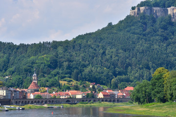 Fototapeta na wymiar Die Elbe in Königstein in der Sächsischen Schweiz