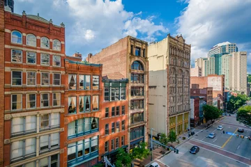 Photo sur Plexiglas Lieux américains Vue des bâtiments le long de Liberty Avenue au centre-ville de Pittsburgh, Pennsylvanie