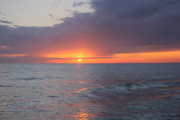 Fototapeta na wymiar Sunset over the seahorizon