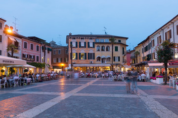 Fototapeta na wymiar Sirmione am Gardasee, piazza giosue carducci mit Scaliger Festung und Altstadt, Italien