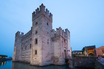 Sirmione am Gardasee mit Scaliger Festung und Altstadt, Italien