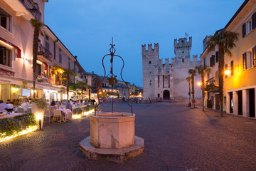 Sirmione am Gardasee,Piazza Castello mit Scaliger Festung und Altstadt, Italien