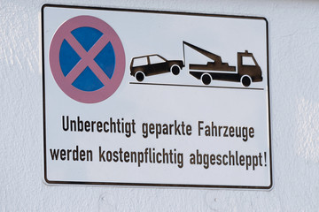 Ein Warnhinweis mit der Warnung vor dem Abschleppen