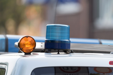 Ein Polizeiwagen auf der Straße