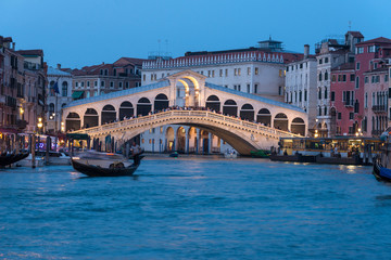 Fototapeta na wymiar Rialto Brücke mit Canal Grande, Venedig, Italien