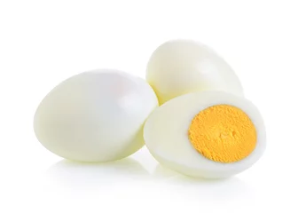 Poster Im Rahmen gekochtes Ei auf weißem Hintergrund © sommai