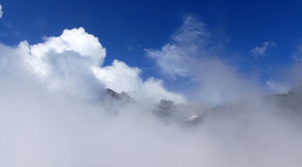 Fototapeta na wymiar Rock summits in the clouds - Felsgipfel in den Wolken