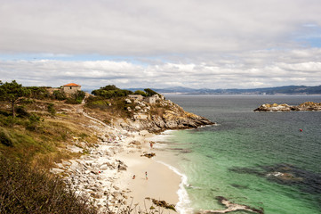 Fototapeta premium Strand Praia de Nosa Señora auf der Isla de Montefaro, Islas Cies im Parque Nacional de las Islas Atlánticas de Galicia, Provinz Pontevedra, Rias Bajas, Galicien, Spanien,