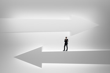 Obraz premium Businessman on white arrows
