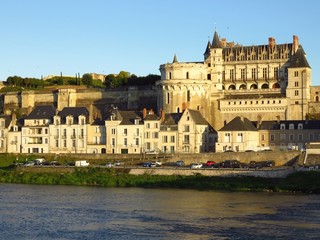 Fototapeta na wymiar Château d’Amboise, façade extérieure et tour des Minimes, au bord de la Loire (France)