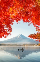Foto auf Acrylglas Rot Bunte Herbstsaison und Berg Fuji mit Morgennebel und roten Blättern am See Kawaguchiko ist einer der besten Orte in Japan