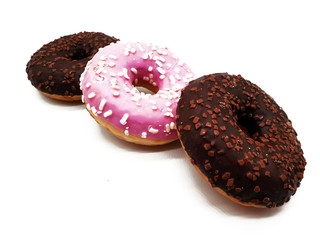 Schokoladen Donut freigestellt auf weißem Hintergrund