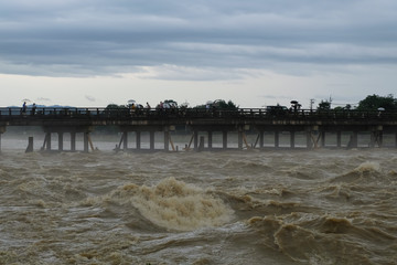 Fototapeta premium 嵐山 渡月橋と増水した桂川