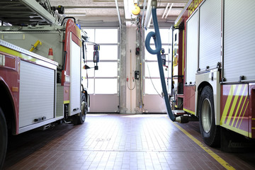 Naklejka premium Feuerwehrauto parken nebeneinander