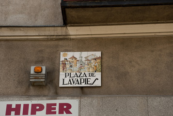 Auf Kacheln aufgemaltes Straßenschild Plaza de Lavapíés, Stadtteil Lavapiés, Madrid; Spanien;...