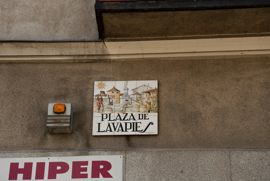 Auf Kacheln aufgemaltes Stra&szlig;enschild Plaza de Lavap&iacute;&eacute;s, Stadtteil Lavapi&eacute;s, Madrid; Spanien; Hauptstadt, ehemaliges Judenviertel,
