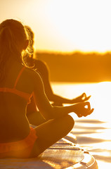 Yoga auf dem Stand Up Paddle Board