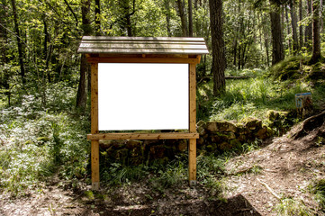 Cartellone indicatore sul sentiero nel bosco