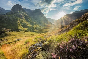 Foto op Canvas Uitzicht op de vallei onder de bergen van Glencoe, Lochaber, Hooglanden, Schotland, VK © EyesTravelling