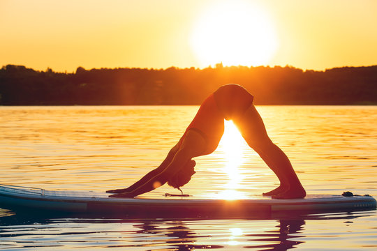 Yoga auf dem Stand Up Paddle Board