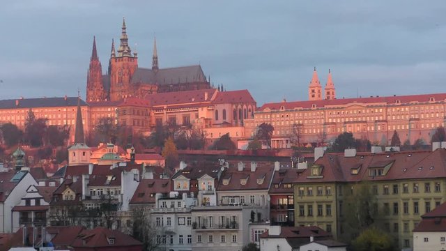 Morgenrot &uuml;ber Karlsbr&uuml;cke und Festung Prag