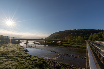 Sonnenaufgang an einer Brücke über die Eder in Herzhausen