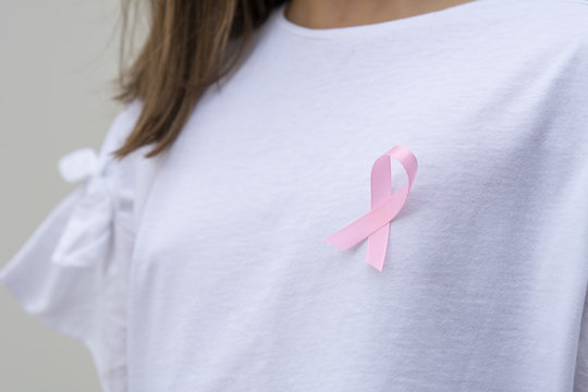 mujer con cinta rosa para apoyar el c&aacute;ncer de mama causa