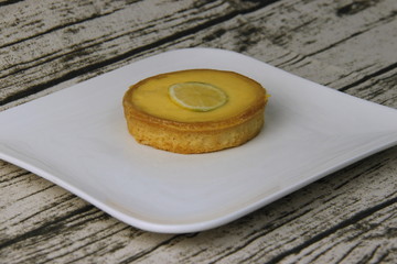 Tarte au citron sur une assiette