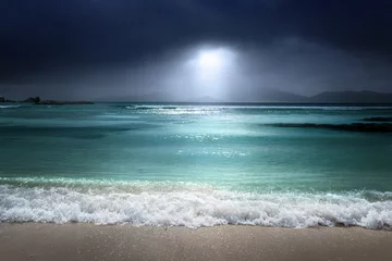 Photo sur Plexiglas Plage et mer ciel sombre sur la plage de l& 39 île de la Digue, Seychelles