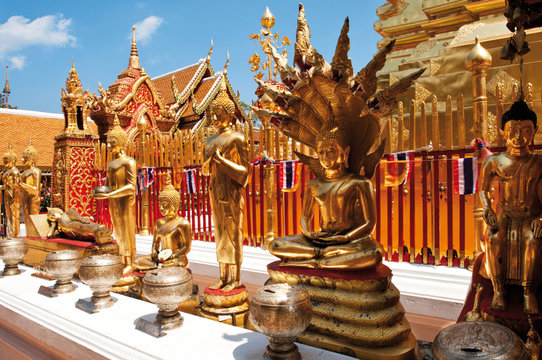 Buddhafiguren am Rand des gro&szlig;en Chedi in der Tempelanlage Wat Phrathat Doi Suthep  bei Chiang Mai, Nordthailand, Thailand, S&uuml;dostasien