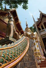 Fototapeta premium Dämonen am Kopf der Naga-Treppe zur Tempelanlage Wat Phrathat Doi Suthep bei Chiang Mai, Nordthailand, Thailand, Südostasien
