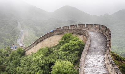 La section de la Grande Muraille de Badaling avec nuages et brume, Pékin, Chine