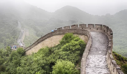 Papier Peint photo Lavable Mur chinois La section de la Grande Muraille de Badaling avec nuages et brume, Pékin, Chine