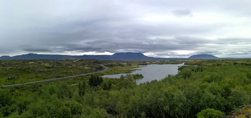 O lago Myvatn situa-se na Islândia, rodeado de uma paisagem deslumbrante