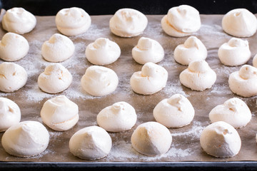 Meringues. Small white meringue sweets on tray