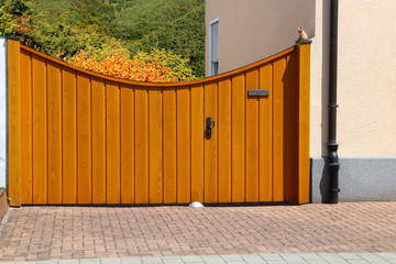 Neues hochwertiges Hoftor aus Holz