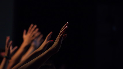 Uitgestrekte handen in aanbidding